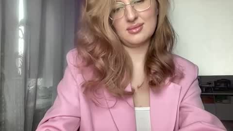 linoreya online show from 11/25/25, 08:14