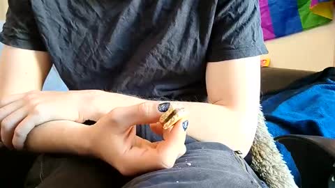 linushugebttm420 online show from 04/23/26, 12:29