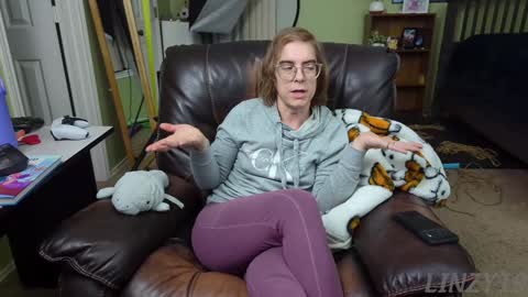 Snapshot of linzy19 chatting on 12/26/24, 02:33 Linzy19 online show from 12/26/24, 02:33