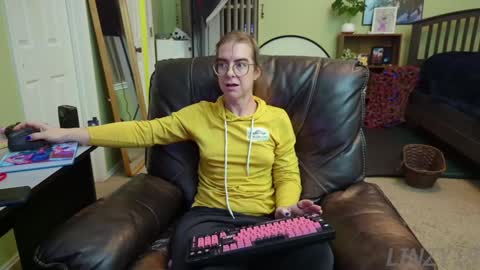 Snapshot of linzy19 chatting on 12/30/24, 03:25 Linzy19 online show from 12/30/24, 03:25