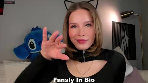 Lina online show from 10/19/25, 01:06