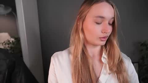 Elisabeth or Lisa online show from 11/23/25, 08:41