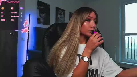 Lisa online show from 04/12/26, 12:21