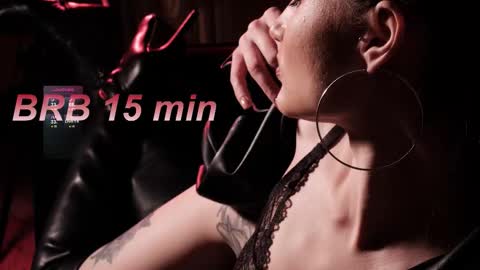 Snapshot of lisamooore chatting on 11/05/25, 03:50 Lisa Moore online show from 11/05/25, 03:50