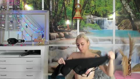 Snapshot of lissa_brown_ chatting on 12/12/24, 02:26 Lissa online show from 12/12/24, 02:26