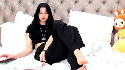 Snapshot of lissaallison chatting on 03/08/25, 10:32 LissaAllison online show from 03/08/25, 10:32