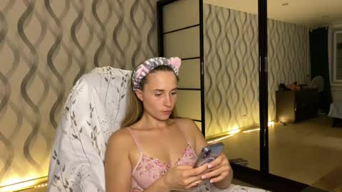 Snapshot of litle_girl05 chatting on 07/13/26, 10:01 LUNA online show from 07/13/26, 10:01