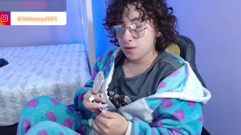 Snapshot of little__amy_ chatting on 01/22/25, 09:02  AMY  online show from 01/22/25, 09:02