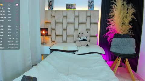 Sophie ---- connected from 1400 to 2100 Colombia time online show from 04/23/26, 07:49