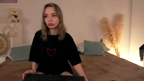 Snapshot of little_clare_ chatting on 05/22/26, 12:33 little_clare_ online show from 05/22/26, 12:33