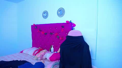 Snapshot of little_flower4you chatting on 01/17/25, 01:25 mai rojas online show from 01/17/25, 01:25