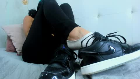 Snapshot of little_jenni chatting on 04/29/26, 01:04 online show from 04/29/26, 01:04