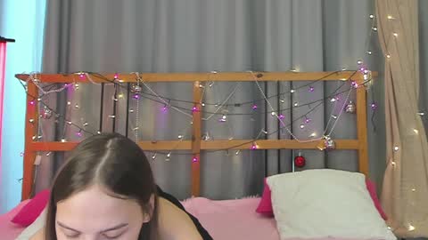 Snapshot of little_radiant_sun chatting on 02/07/25, 09:37 Kriss online show from 02/07/25, 09:37