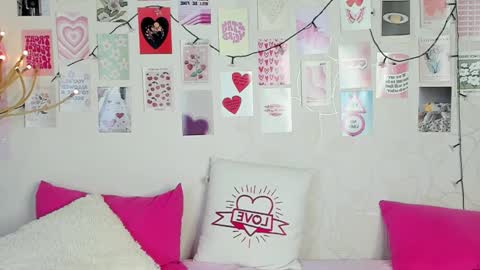 Snapshot of little_radiant_sun chatting on 01/17/26, 07:24 Kriss online show from 01/17/26, 07:24