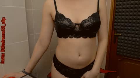 Snapshot of littledream20 chatting on 01/02/25, 04:30 LittleDream20 online show from 01/02/25, 04:30