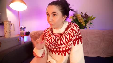 Snapshot of littlee33 chatting on 11/12/25, 09:25 Emily Hill online show from 11/12/25, 09:25