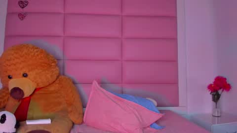 Snapshot of littlee_emma_ chatting on 01/11/25, 09:04 littlee_emma_ online show from 01/11/25, 09:04