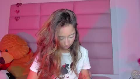 Snapshot of littlee_emma_ chatting on 01/31/25, 09:27 littlee_emma_ online show from 01/31/25, 09:27