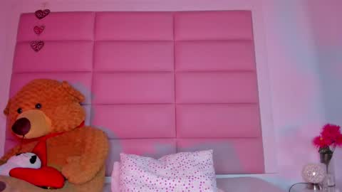 Snapshot of littlee_emma_ chatting on 02/02/25, 06:26 littlee_emma_ online show from 02/02/25, 06:26