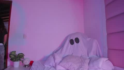 Snapshot of littlee_emma_ chatting on 10/08/25, 04:21 littlee_emma_ online show from 10/08/25, 04:21