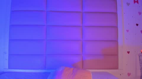 Snapshot of littlee_emma_ chatting on 10/20/25, 12:22 littlee_emma_ online show from 10/20/25, 12:22