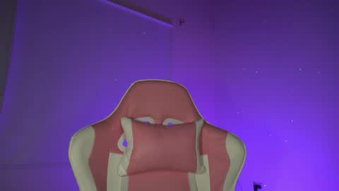 littlee_emma_ online show from 02/11/26, 03:22