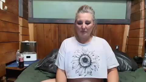Snapshot of littlelisa1 chatting on 05/16/26, 02:30 lisanixs online show from 05/16/26, 02:30