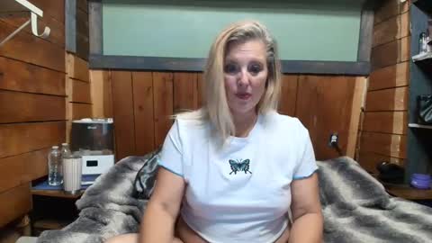 Snapshot of littlelisa1 chatting on 05/19/26, 02:07 lisanixs online show from 05/19/26, 02:07