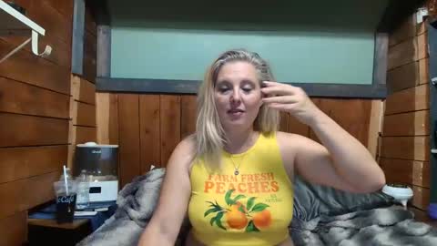 Snapshot of littlelisa1 chatting on 05/26/26, 06:04 lisanixs online show from 05/26/26, 06:04