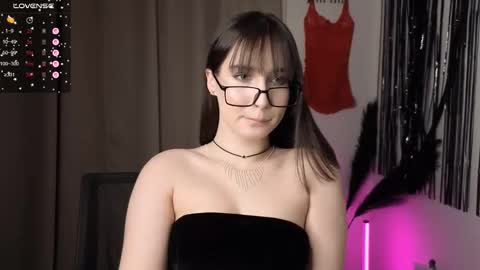 Snapshot of littlem0lly chatting on 02/11/26, 03:28 Violetta online show from 02/11/26, 03:28