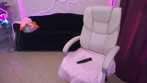 Snapshot of littleshyy chatting on 09/26/25, 01:04 Masha online show from 09/26/25, 01:04