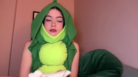 Snapshot of littlesugarpea chatting on 01/08/25, 11:41 Little Sugar Pea  online show from 01/08/25, 11:41