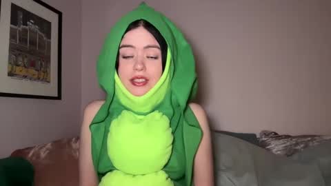 Snapshot of littlesugarpea chatting on 01/15/25, 12:41 Little Sugar Pea  online show from 01/15/25, 12:41