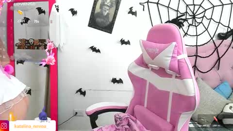 Katalina Novoa. online show from 10/30/25, 02:02