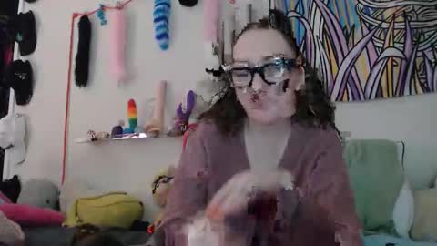 Snapshot of livingtrash chatting on 12/18/25, 10:43 livingtrash online show from 12/18/25, 10:43