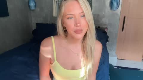 Snapshot of livslifee chatting on 04/15/26, 01:12 olivia online show from 04/15/26, 01:12