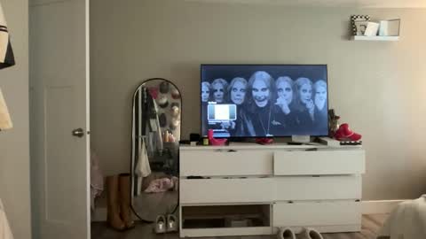 Livvy online show from 09/19/25, 03:13