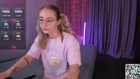 Snapshot of livyybosom chatting on 09/22/25, 04:42 My name is Livy Nice to meet you Thumbs up please its important online show from 09/22/25, 04:42