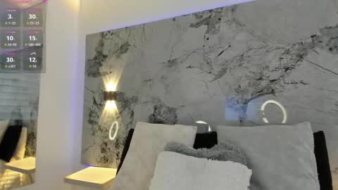 Snapshot of liz_holmes chatting on 11/12/25, 11:54 Liz online show from 11/12/25, 11:54