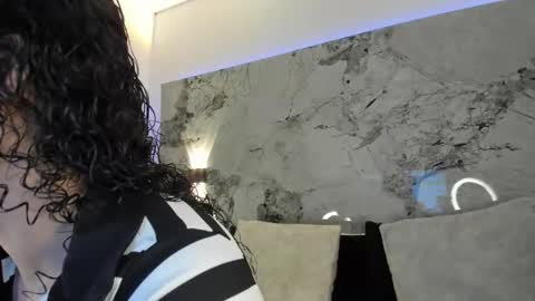 Snapshot of liz_holmes chatting on 12/01/25, 10:53 Liz online show from 12/01/25, 10:53