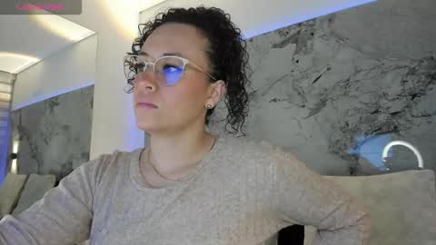 Snapshot of liz_holmes chatting on 12/05/25, 10:02 Liz online show from 12/05/25, 10:02