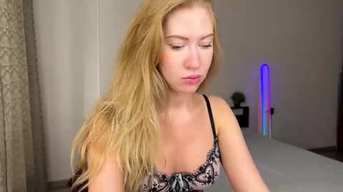 Snapshot of lizabelle_ chatting on 10/19/25, 01:12 Liza online show from 10/19/25, 01:12