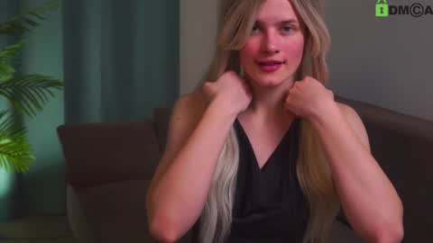 Snapshot of lizbethcoll chatting on 02/15/25, 07:39 Sunnheart online show from 02/15/25, 07:39