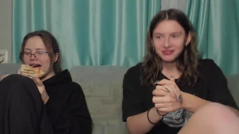 lizzi_muur online show from 12/25/24, 04:54