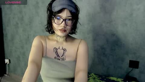 Snapshot of lizzielight chatting on 12/17/24, 01:07 LizzieLight online show from 12/17/24, 01:07