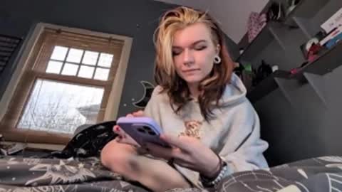 Snapshot of lizzyylovesick chatting on 12/04/24, 02:04 lizzybunny online show from 12/04/24, 02:04