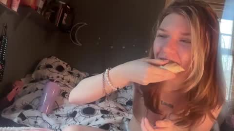 Snapshot of lizzyylovesick chatting on 01/29/25, 02:00 lizzybunny online show from 01/29/25, 02:00