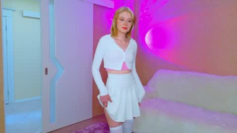 Snapshot of llovelymia chatting on 06/19/26, 02:49 llovelymia online show from 06/19/26, 02:49
