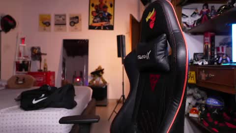 logan_hugh8 online show from 05/16/26, 11:03