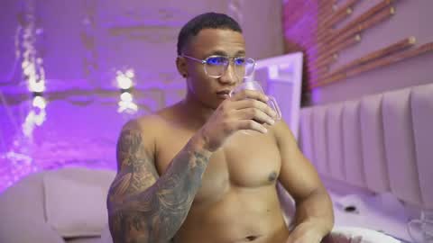 logan_varela online show from 05/25/26, 02:12